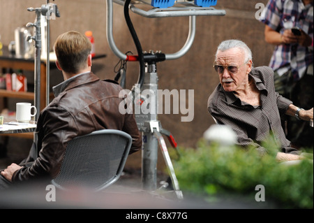 Chris Evans Stan Lee film scena ''I VENDICATORI" movie set Pershing Square Restaurant fuori circa CANDIDS CELEBRITY - SAT nuovo Foto Stock