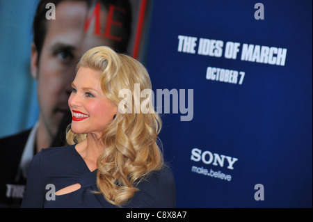 Christie Brinkley arrivalsIDES marzo New York PremiereZiegfeld Theatre di New York NY 5 ottobre 2011 Photo Gregorio T Foto Stock