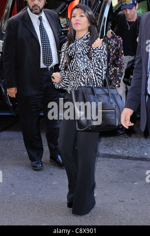 Kourtney Kardashian portando Celine sacchetto penetra nel suo hotel di Midtown Manhattan fuori circa CANDIDS CELEBRITY - gio New York NY Foto Stock