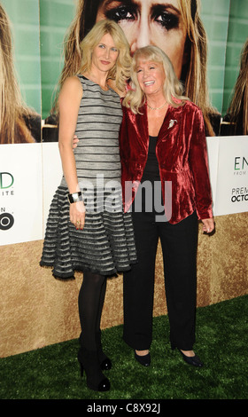 Laura Dern Diane Ladd arrivi stagione illuminato uno PremiereParamount Theatre di Los Angeles CA 6 ottobre 2011 Photo Dee Foto Stock