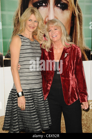 Laura Dern Diane Ladd arrivi stagione illuminato uno PremiereParamount Theatre di Los Angeles CA 6 ottobre 2011 Photo Dee Foto Stock