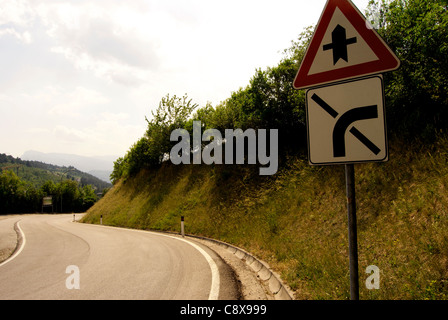 Due tornanti su strada Foto Stock