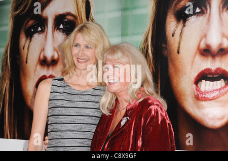 Laura Dern Diane Ladd arrivi stagione illuminato uno PremiereParamount Theatre di Los Angeles CA 6 ottobre 2011 Photo Elizabeth Foto Stock