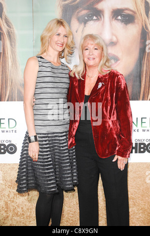 Laura Dern Diane Ladd arrivi stagione illuminato uno PremiereParamount Theatre di Los Angeles CA 6 ottobre 2011 Photo Elizabeth Foto Stock