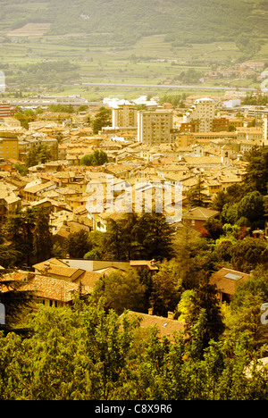 Piccola e bella città verde delle Alpi dal di sopra, Città Rovereto in Italia Foto Stock