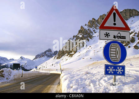 Strade innevate in inverno nelle Alpi Italiane Foto Stock