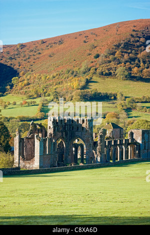 Llanthony Priory, rovinato un convento agostiniano situato nel telecomando Vale of Ewyas in montagna nera del Galles Foto Stock