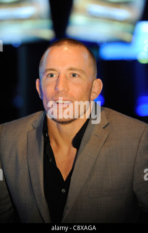 Georges St-Pierre conferenza atpress UFC Welterweight Champion Georges St Pierre Press Tour Real Sports Bar & Grill sul Toronto Foto Stock