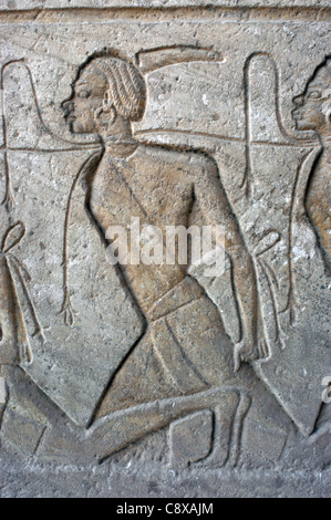 Arte Egizia Rilievo raffigurante un prigioniero con funzioni di negroid. Grande Tempio di Ramses II. Abu Simbel. L'Egitto. Foto Stock