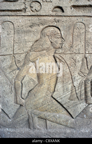 Arte Egizia Rilievo raffigurante un prigioniero con caratteristiche Asiatiche. Grande Tempio di Ramses II. Abu Simbel. L'Egitto. Foto Stock