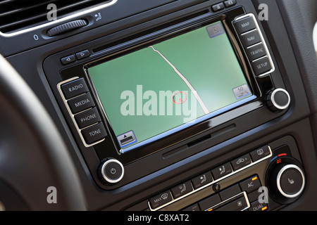 Sistema di navigazione per auto close-up in una moderna auto europea. Foto Stock