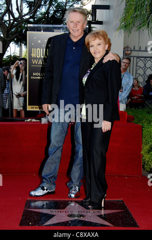 Gary Busey Maria Elena Holly atinduction cerimonia onHollywood Star Walk fama cerimonia Buddy Holly N Vine Street Los Angeles CA Foto Stock