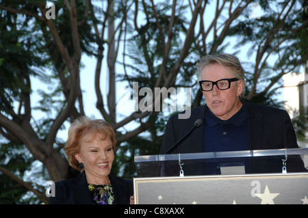Maria Elena Holly GARY BUSEY atinduction cerimonia onHollywood Star Walk fama cerimonia Buddy Holly N Vine Street Los Angeles CA Foto Stock