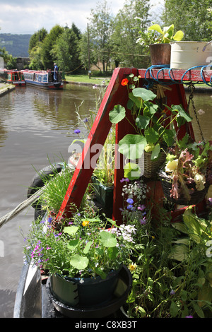 Villaggio di Trevor, Galles. Vista pittoresca su di un battello del canale coperto di flora ormeggiato nei pressi di Trevor Bacino del canale. Foto Stock