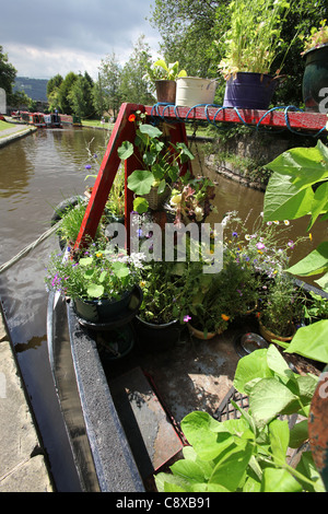 Villaggio di Trevor, Galles. Vista pittoresca su di un battello del canale coperto di flora ormeggiato nei pressi di Trevor Bacino del canale. Foto Stock