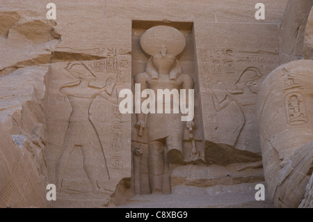 Arte Egizia Grande Tempio di Ramses II. La scultura del dio Ra. Abu Simbel. L'Egitto. Foto Stock