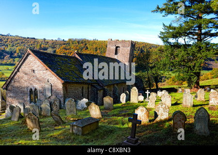 Chiesa Cwmyoy nella valle di Ewyas, Parco Nazionale di Brecon Beacons. Essa è stata descritta come la più storti CHIESA NEL REGNO UNITO Foto Stock