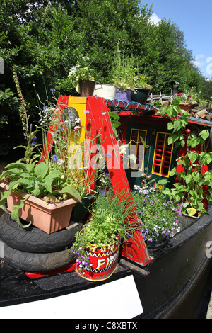 Villaggio di Trevor, Galles. Vista pittoresca su di un battello del canale coperto di flora ormeggiato nei pressi di Trevor Bacino del canale. Foto Stock