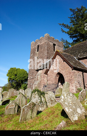 Chiesa Cwmyoy nella valle di Ewyas, Parco Nazionale di Brecon Beacons. Essa è stata descritta come la più storti CHIESA NEL REGNO UNITO Foto Stock