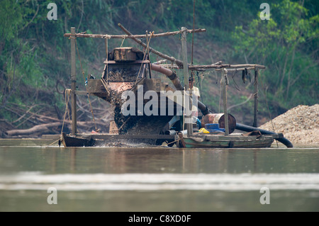 Illegale di miniere d'oro lungo il fiume di Madre de Dios vicino a Puerto Maldonado nel bacino amazzonico del Perù Foto Stock
