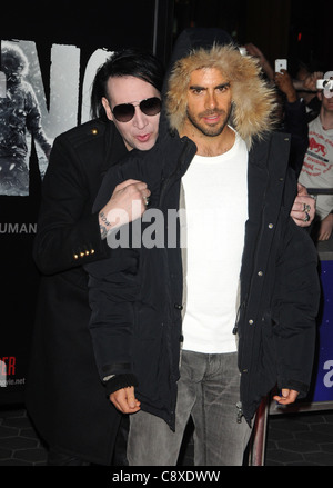 Marilyn Manson Eli Roth arrivalsTHING Premiere AMC Universal CityWalk Cinema Los Angeles CA 10 ottobre 2011 Photo Dee Foto Stock