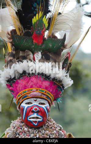 Jiawao Sing-cantate dal gruppo Paiya nelle Highlands Occidentali ottenere pronto per mostrare Paiya Highlands Occidentali Papua Nuova Guinea Foto Stock