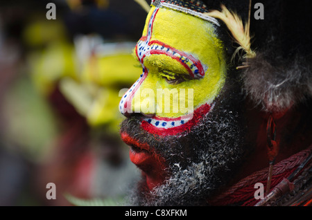 Huli Wigmen dreseed nel cerimoniale abiti di testa di uccello del paradiso piume e facce dipinte per cantare-sing Tari Valley Southern Foto Stock