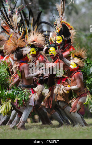 Huli wigmen eseguendo a cantare cantare Paiya nelle Highlands Occidentali Papua Nuova Guinea Foto Stock