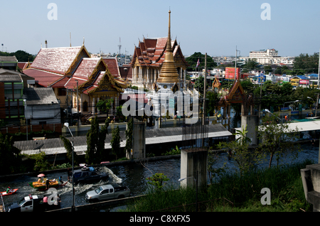 Il traffico si muove attraverso il diluvio nella parte anteriore di Don Muang Tempio di Bangkok, Tailandia Mercoledì, 2 novembre 2011. Thailandia sta vivendo la sua peggiore inondazione in più di cinquant'anni. Credito: Kraig Lieb Foto Stock