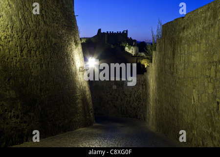 Vista notturna di Tuscania, una piccola città in Italia. Foto Stock