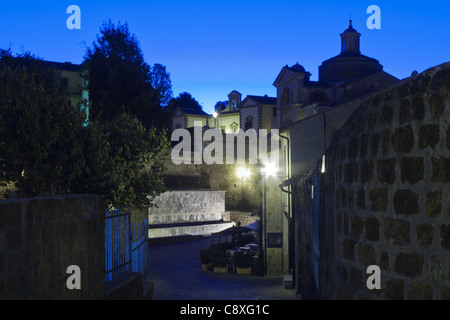 Vista notturna di Tuscania, una piccola città in Italia. Foto Stock