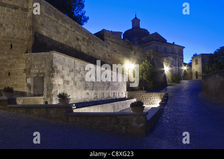 Vista notturna di Tuscania, una piccola città in Italia. Foto Stock