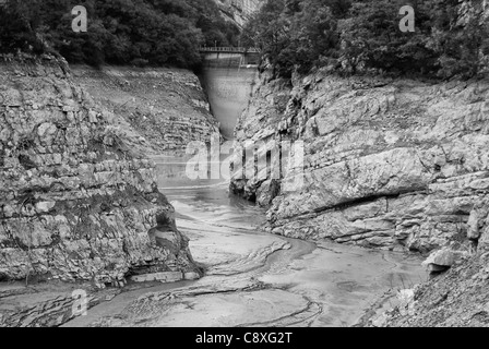 Esposto il lago di letto in alta Italia dopo un secco periodo estivo Foto Stock