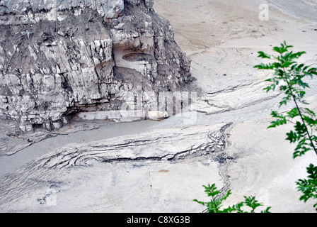 Esposto il lago di letto in alta Italia dopo un secco periodo estivo Foto Stock