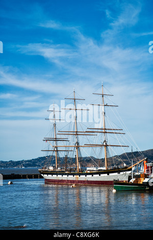 Tall Ship Balclutha e vapore powered tug Eppleton Hall presso il San Francisco Maritime Museum Foto Stock