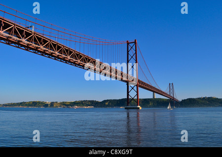 25 de Abril ponte sopra il fiume Tago a Lisbona, Portogallo Foto Stock