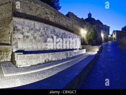 Vista notturna di Tuscania, una piccola città in Italia. Foto Stock