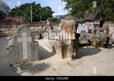 Sarcofagi degli antichi pregiudiziale Sidabutar Clan in Batak villaggio di Tomok sull isola di Samosir, Sumatra Foto Stock