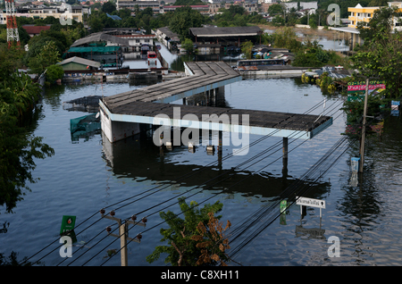 In un invaso la stazione di gas in Rangsit, un sobborgo a nord di Bangkok, Tailandia. Mercoledì, 2 novembre 2011. Thailandia sta vivendo la sua peggiore inondazione in più di cinquant'anni. Credito: Kraig Lieb Foto Stock