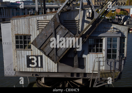 Una delle vecchie gru a Bristol docks Foto Stock