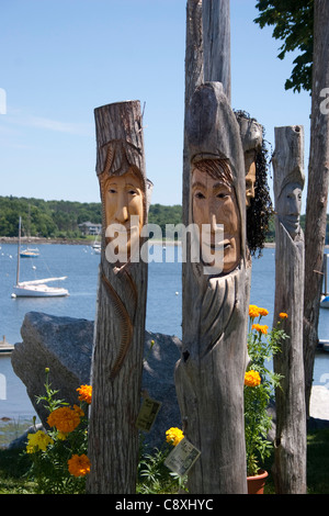 Totem scolpito in una fiera sulla costa del Maine. Foto Stock