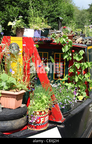 Villaggio di Trevor, Galles. Vista pittoresca su di un battello del canale coperto di flora ormeggiato nei pressi di Trevor Bacino del canale. Foto Stock