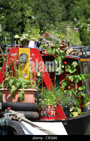 Villaggio di Trevor, Galles. Vista pittoresca su di un battello del canale coperto di flora ormeggiato nei pressi di Trevor Bacino del canale. Foto Stock