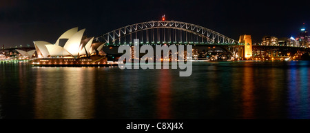 Immagine panoramica del Sydney Harbour Bridge e Opera House di notte Foto Stock