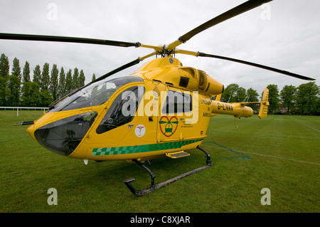 Un aereo ambulanza atterrato su un campo sportivo Foto Stock