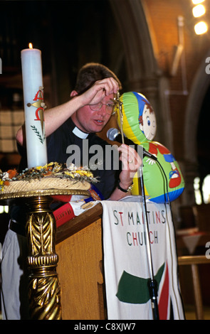 Sacerdote Giovani Leader in servizio di una chiesa anglicana in Acton, London, Regno Unito Foto Stock