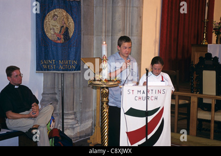 Il servizio della gioventù nella chiesa anglicana in Acton - Londra - Regno Unito Foto Stock