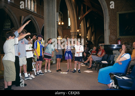 Il servizio della gioventù nella Chiesa Anglicana in Acton, London, Regno Unito Foto Stock