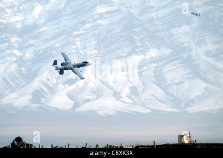 OPERAZIONE CHE PERCORRE LA LIBERTÀ -- due A-10 Thunderbolt IIS dal 455th Expeditionary Operations Group salgono dopo il decollo sullo sfondo delle montagne innevate del Kush indù alla base aerea di Bagram, Afghanistan, il 21 febbraio. Gli A-10s forniscono un supporto a stretto contatto per le forze di terra dell'esercito nella regione come parte dell'operazione Enduring Freedom. Foto Stock