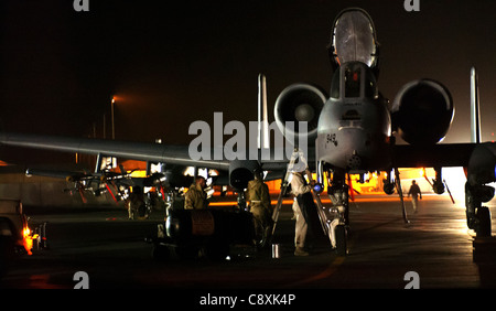 OPERAZIONE LIBERTÀ IRACHENA -- truppe di manutenzione lavorano su UN A-10 Thunderbolt II il 23 marzo in una posizione di operazione in avanti dispiegata Iraq Freedom. Il carro armato a-10 è affettuosamente noto come il Warthog. Foto Stock